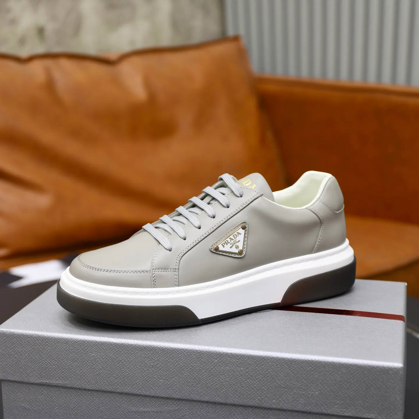 Factory price: 700💰Top original order Brand: PRADA (Prada) Standard code: Men's size 38/44 (45 can be customized) Grade: Same as the official website Material: Original cowhide stitching imported cowhide lining Original combination two-color wear-resistant soft outsole Style category: Leisure and sports version Young fashion European and American trend British style Color: Actual picture color